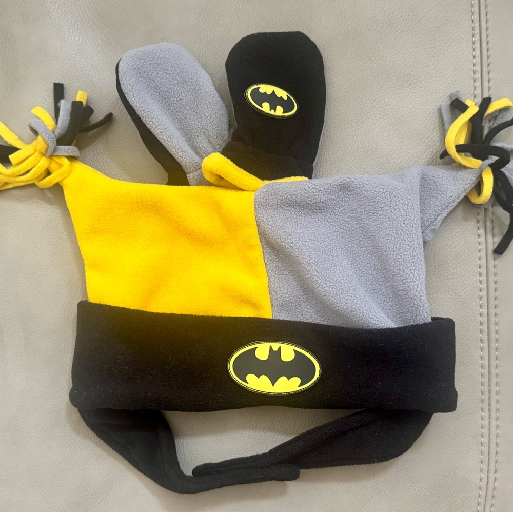 Batman Logoed Infant Hat and Mittens Set